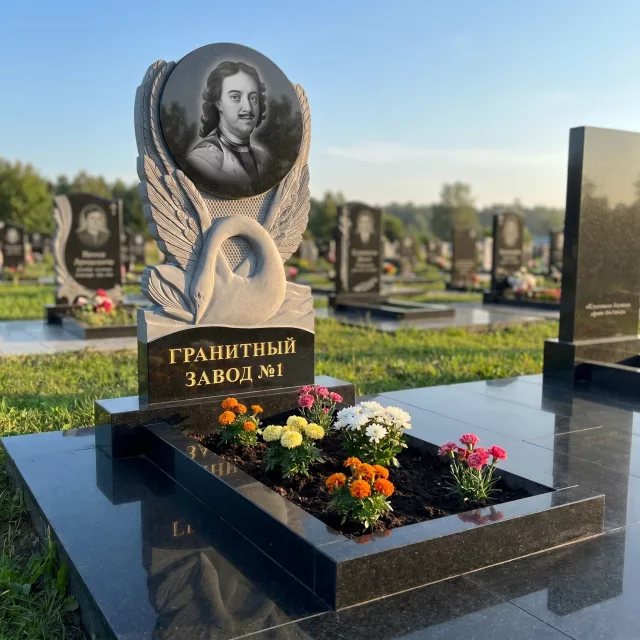 3134 Надгробие резное лебедь