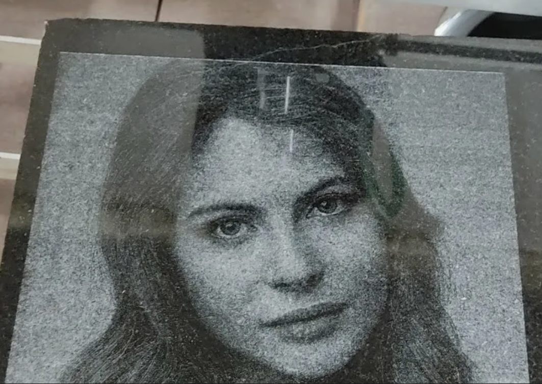 Лазерная гравировка портрета на граните Пример лазерной гравировки портрета на черном граните с заметной зернистостью камня